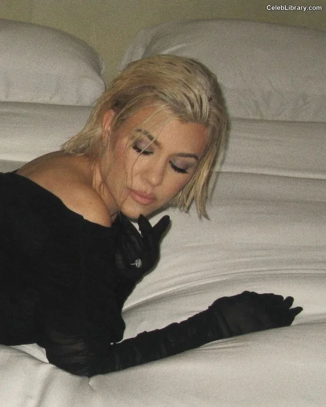 Kourtney Kardashian photo 10 of 603