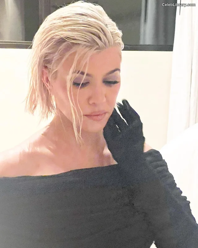 Kourtney Kardashian photo 14 of 603