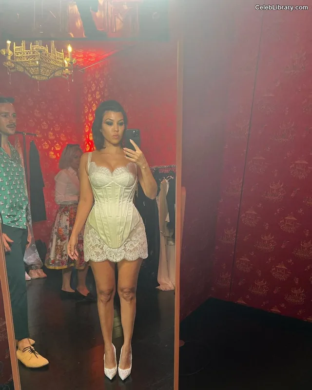 Kourtney Kardashian photo 15 of 603