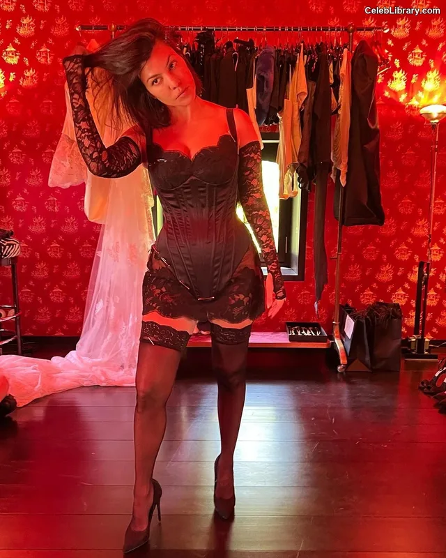 Kourtney Kardashian photo 16 of 603