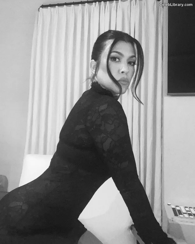 Kourtney Kardashian photo 20 of 603