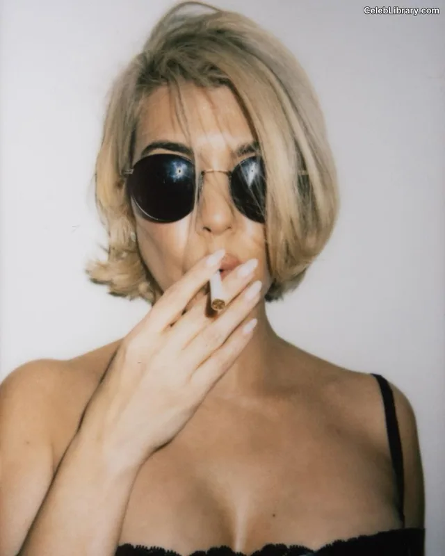 Kourtney Kardashian photo 19 of 603