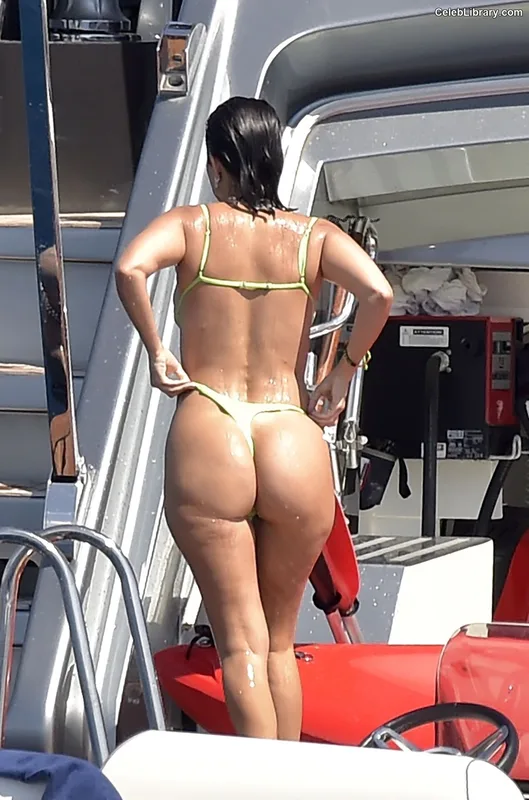 Kourtney Kardashian photo 20 of 603
