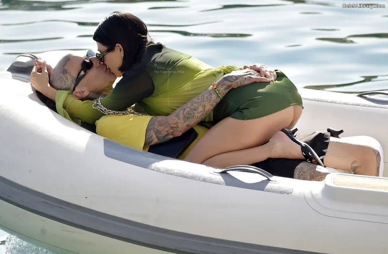 Kourtney Kardashian photo 1 of 603