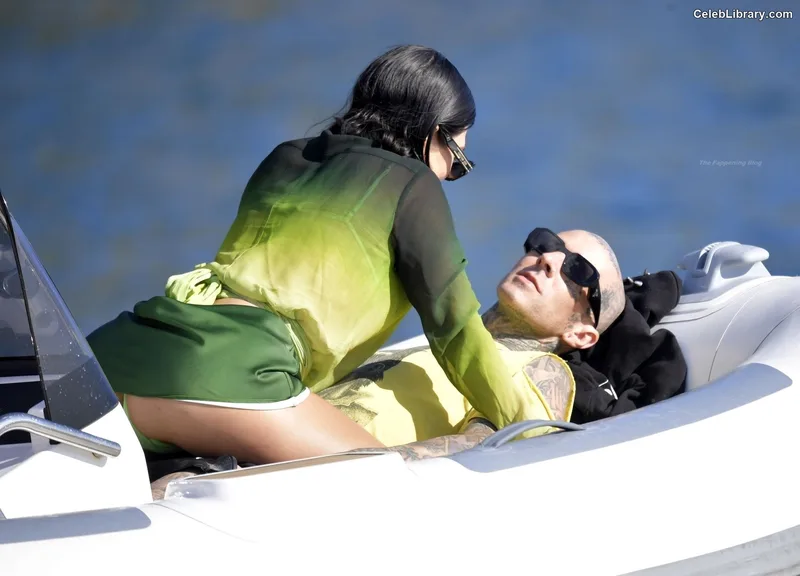 Kourtney Kardashian photo 2 of 603