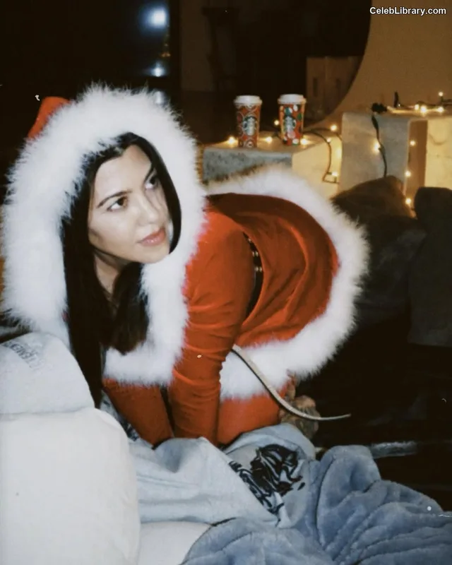 Kourtney Kardashian photo 21 of 603