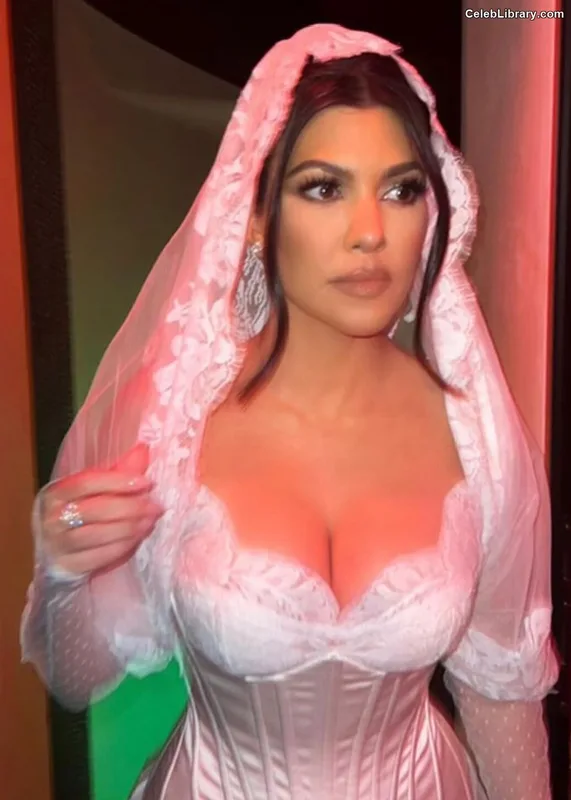 Kourtney Kardashian photo 14 of 603