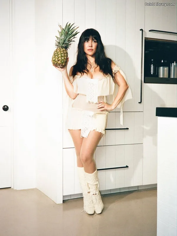 Kourtney Kardashian photo 17 of 603