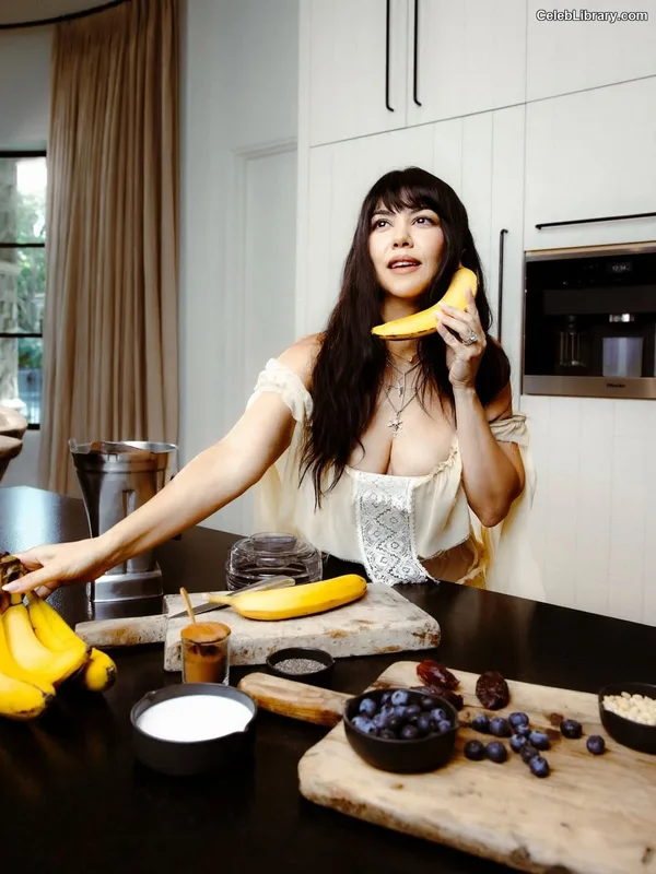 Kourtney Kardashian photo 18 of 603