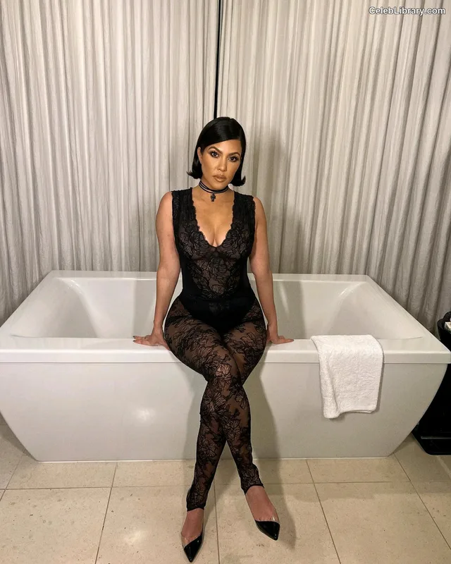 Kourtney Kardashian photo 21 of 603