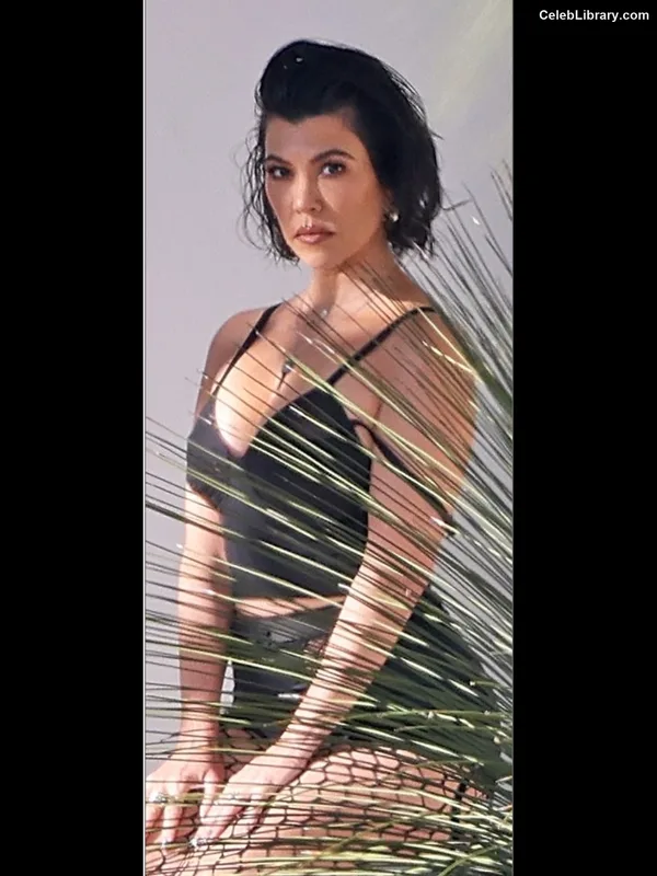 Kourtney Kardashian photo 1 of 603