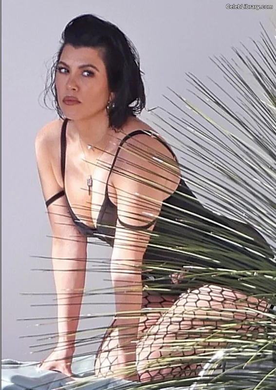 Kourtney Kardashian photo 7 of 603
