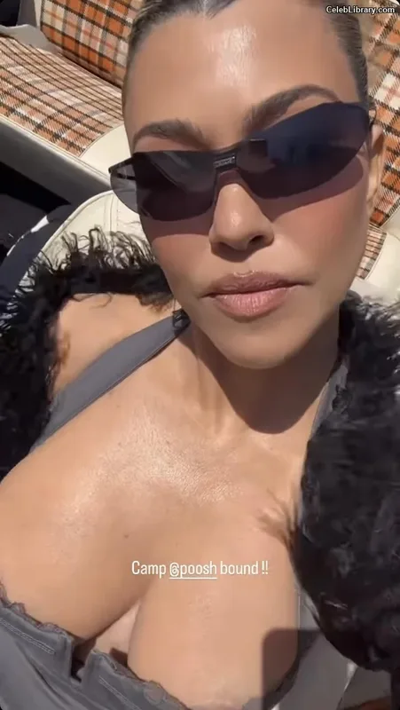Kourtney Kardashian photo 8 of 603