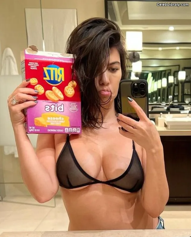 Kourtney Kardashian photo 9 of 603