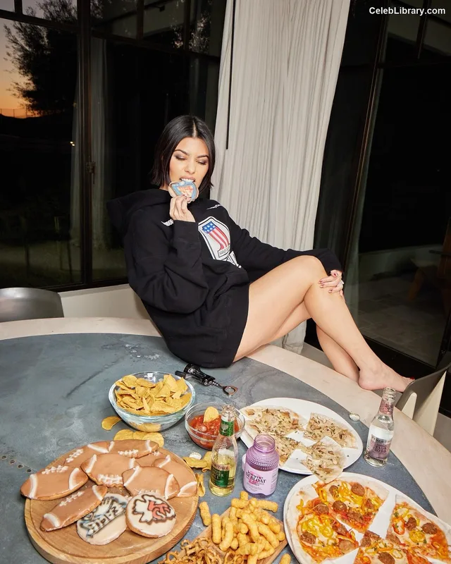 Kourtney Kardashian photo 4 of 603