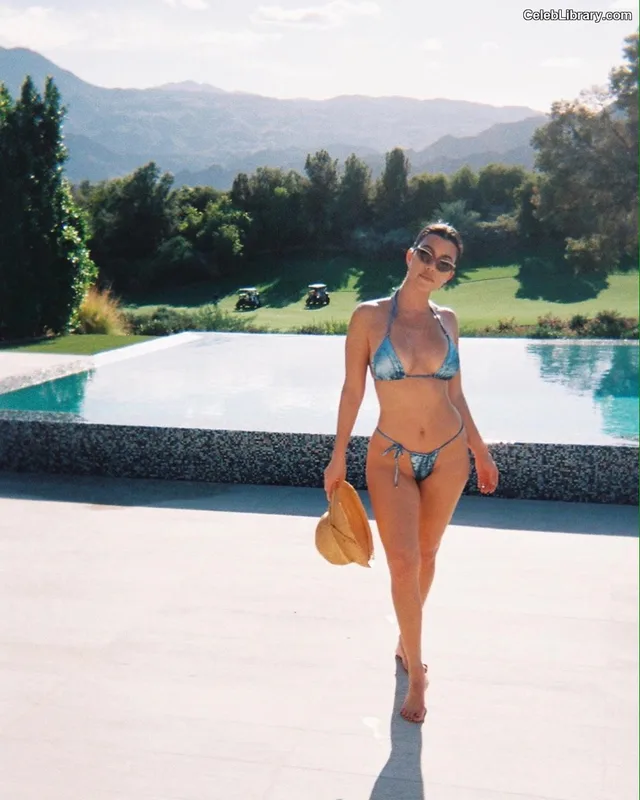 Kourtney Kardashian photo 6 of 603