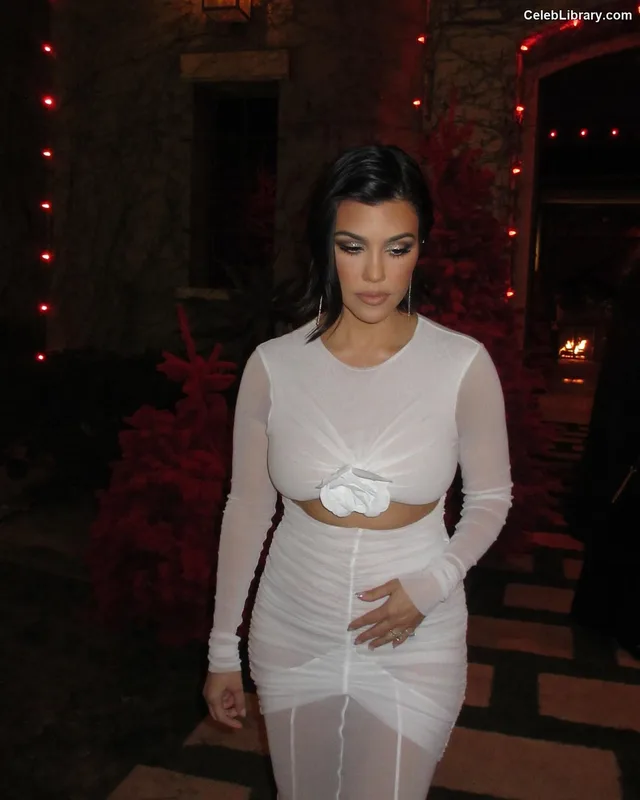 Kourtney Kardashian photo 7 of 603