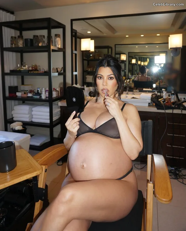 Kourtney Kardashian photo 9 of 603
