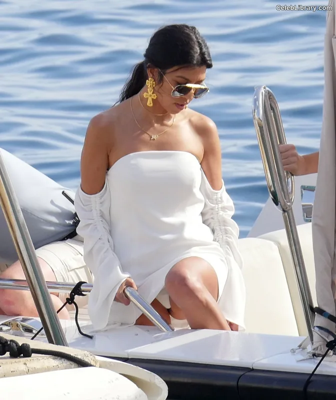 Kourtney Kardashian photo 18 of 603