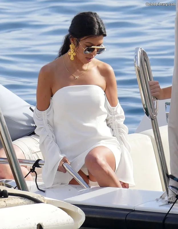 Kourtney Kardashian photo 19 of 603