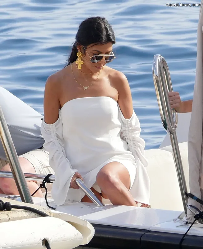 Kourtney Kardashian photo 20 of 603
