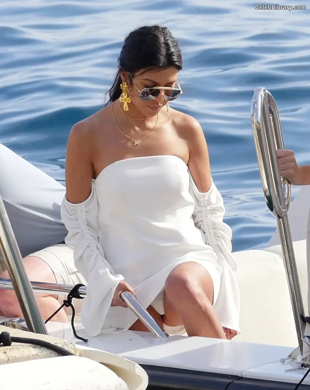 Kourtney Kardashian photo 21 of 603
