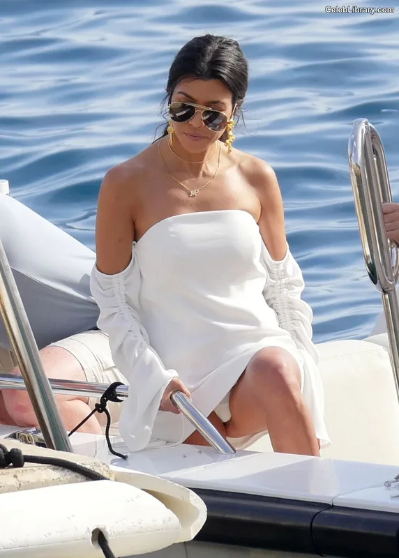 Kourtney Kardashian photo 22 of 603