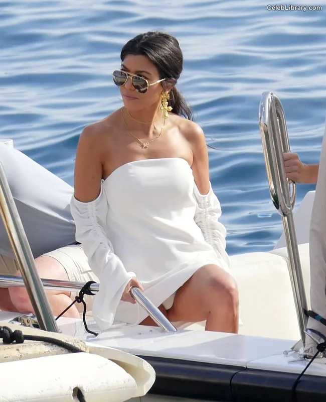 Kourtney Kardashian photo 23 of 603