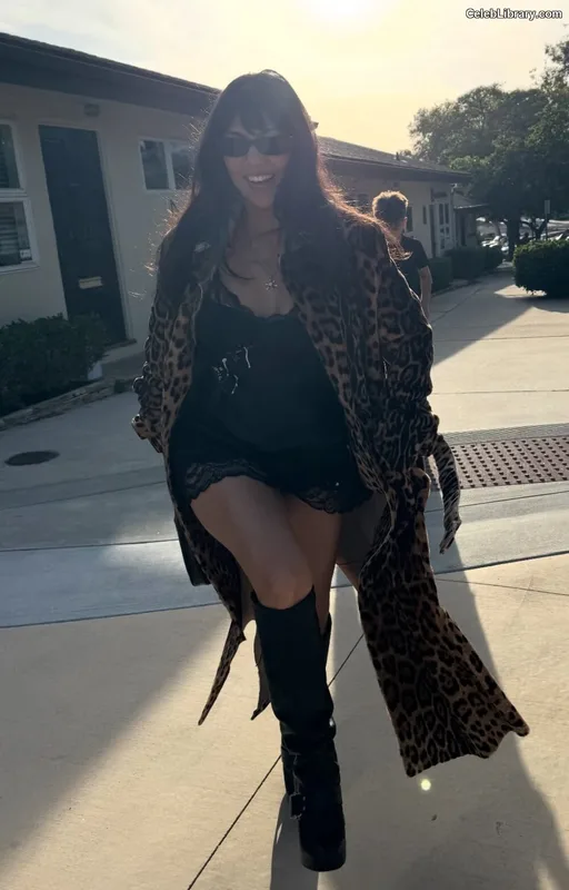 Kourtney Kardashian photo 1 of 603