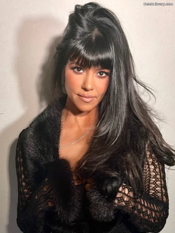 Kourtney Kardashian photo 2 of 603