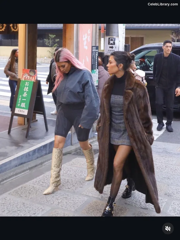 Kourtney Kardashian photo 10 of 603