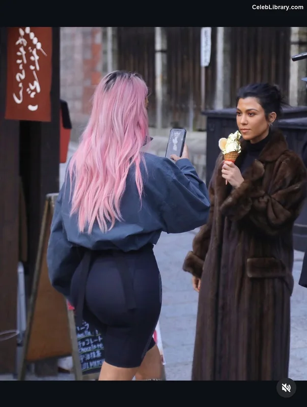 Kourtney Kardashian photo 11 of 603