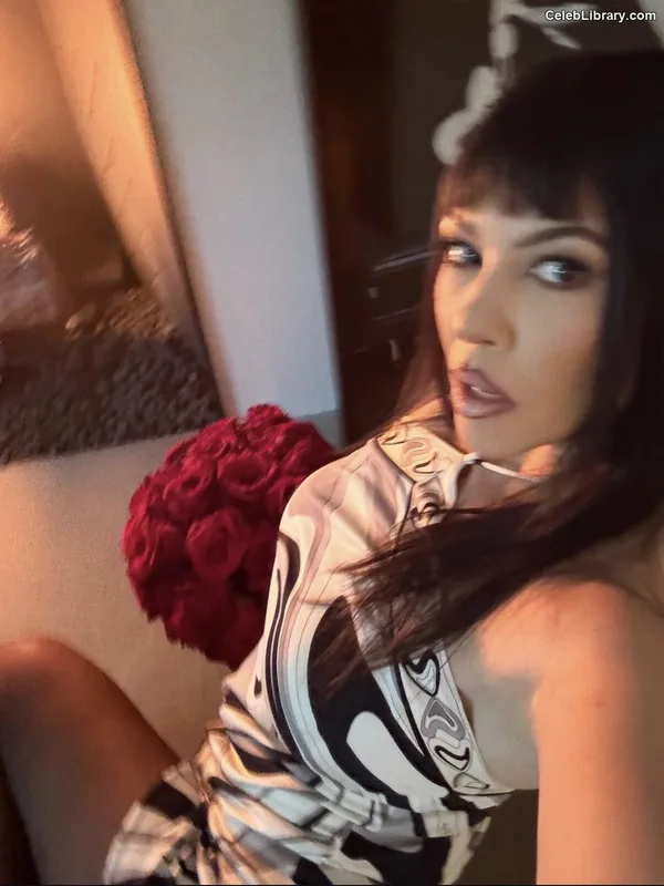 Kourtney Kardashian photo 19 of 603