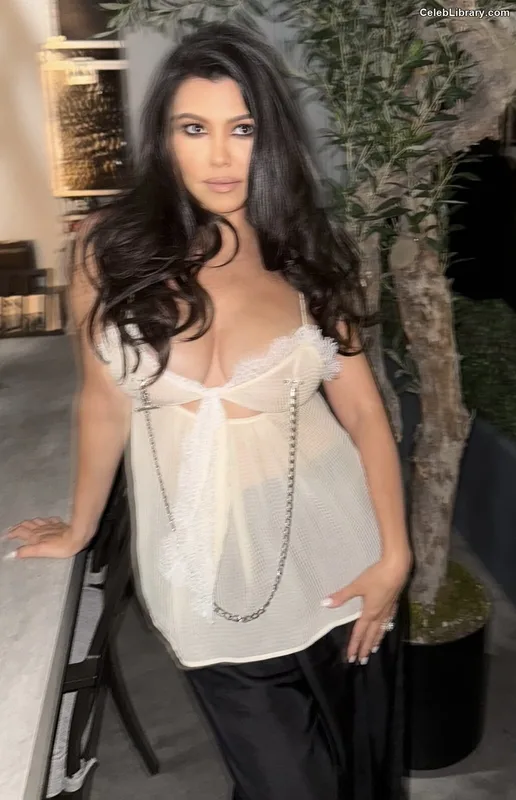 Kourtney Kardashian photo 22 of 603