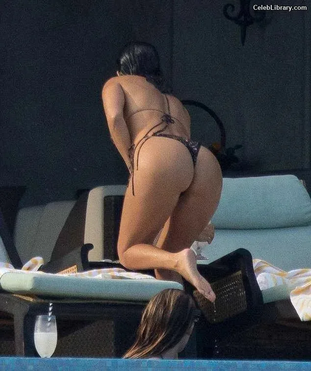 Kourtney Kardashian photo 12 of 603