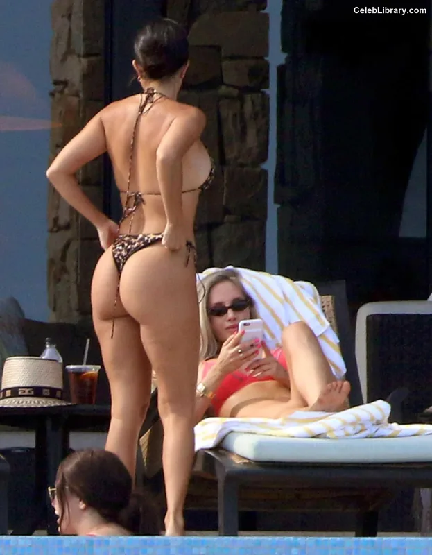 Kourtney Kardashian photo 13 of 603