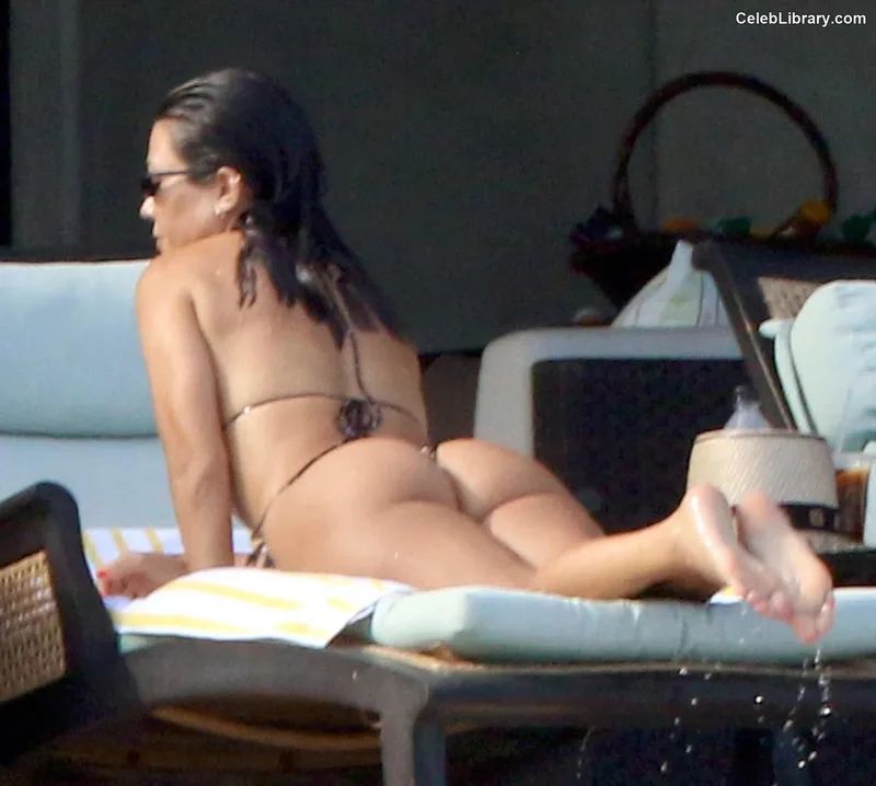Kourtney Kardashian photo 14 of 603