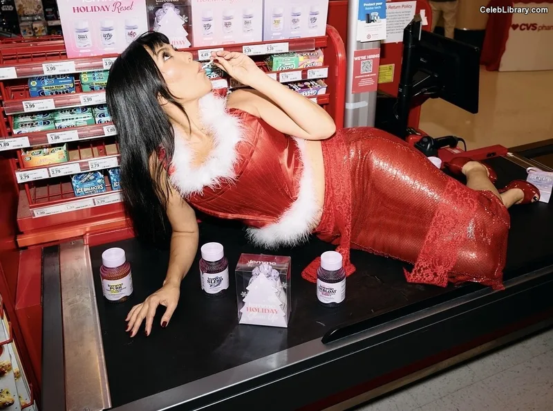 Kourtney Kardashian photo 24 of 603