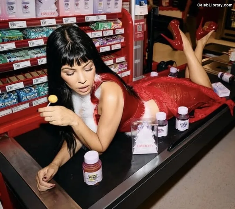 Kourtney Kardashian photo 1 of 603
