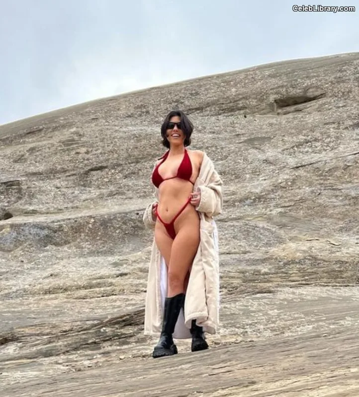 Kourtney Kardashian photo 5 of 603