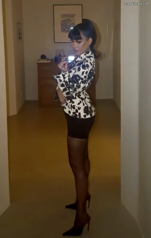 Kourtney Kardashian photo 15 of 603