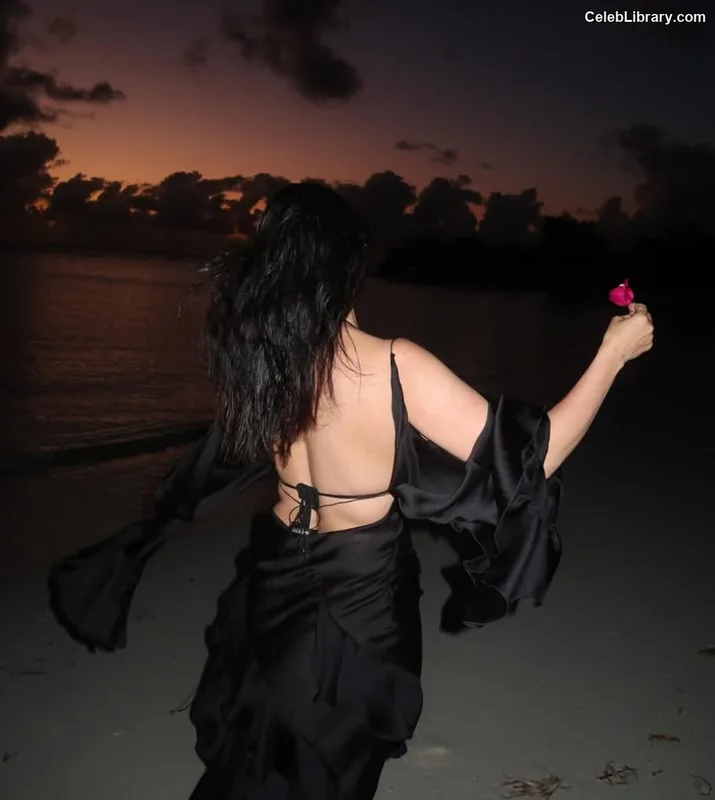 Kourtney Kardashian photo 2 of 603