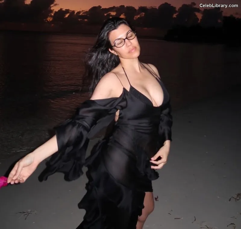 Kourtney Kardashian photo 3 of 603
