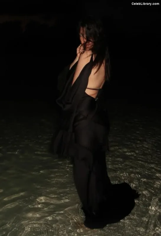 Kourtney Kardashian photo 4 of 603