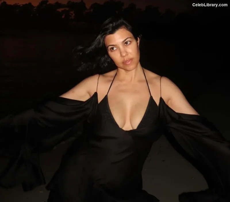Kourtney Kardashian photo 6 of 603