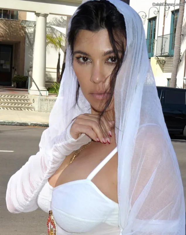 Kourtney Kardashian photo 8 of 603