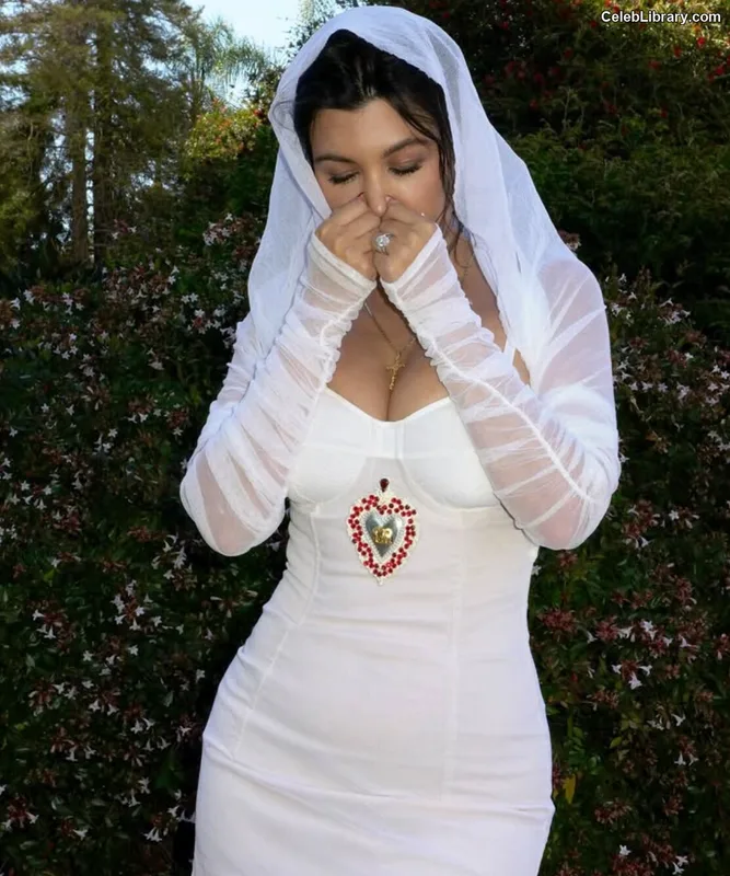 Kourtney Kardashian photo 10 of 603