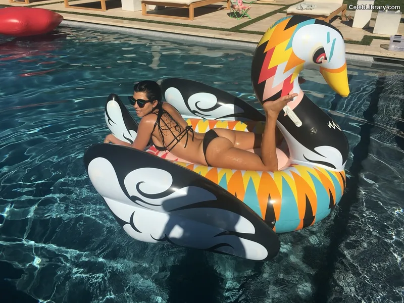 Kourtney Kardashian photo 5 of 603