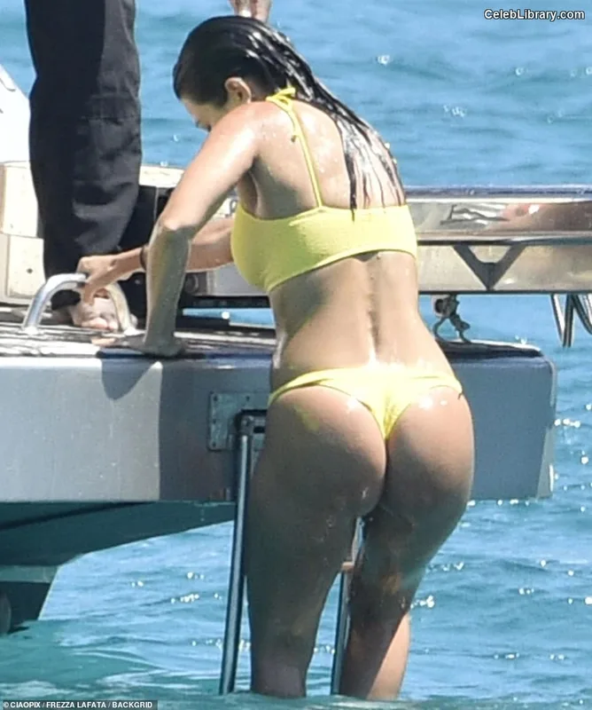 Kourtney Kardashian photo 6 of 603