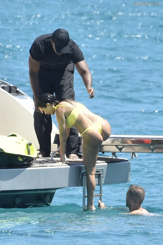 Kourtney Kardashian photo 8 of 603